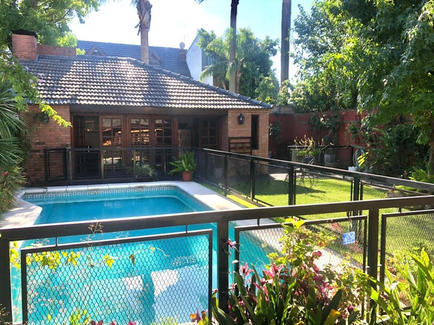 CHALET DE 4 AMBIENTES EN CASTELAR NORTE