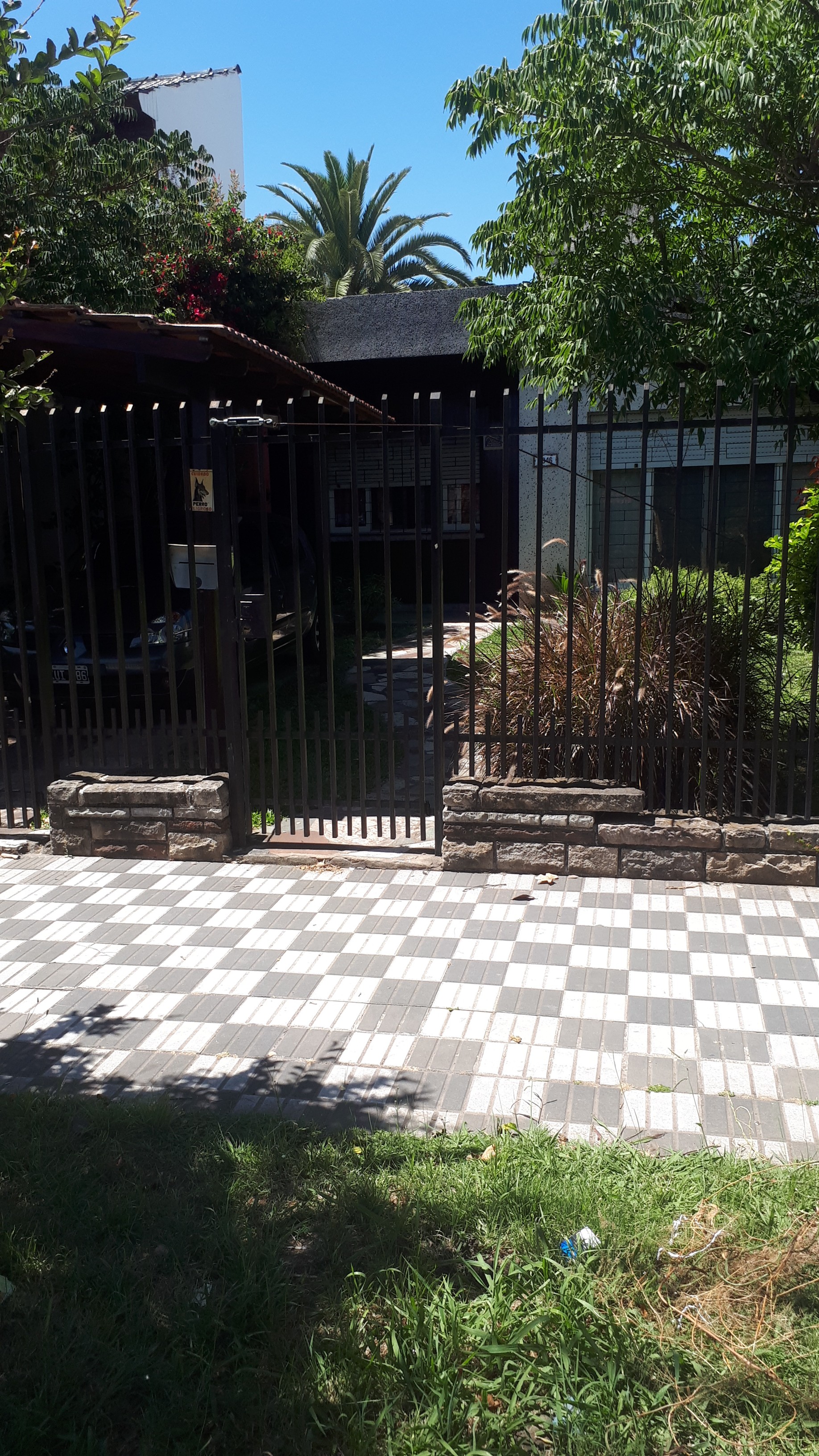 Casa Americana a la venta en Ituzaingo Sur. Zona centro.