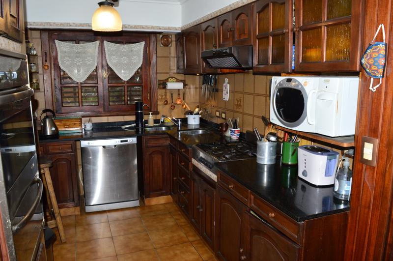 CHALET DE 4 AMBIENTES EN CASTELAR NORTE