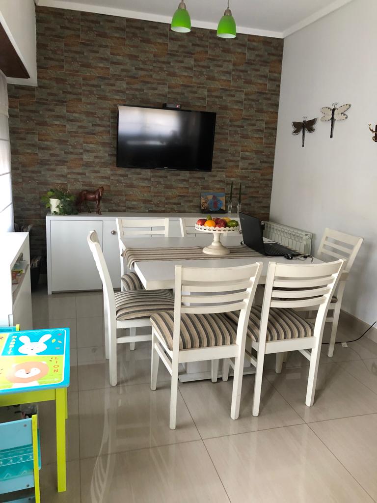 Casa En 2 Plantas, Muy Bien Ubicada En Barrio El Palomar