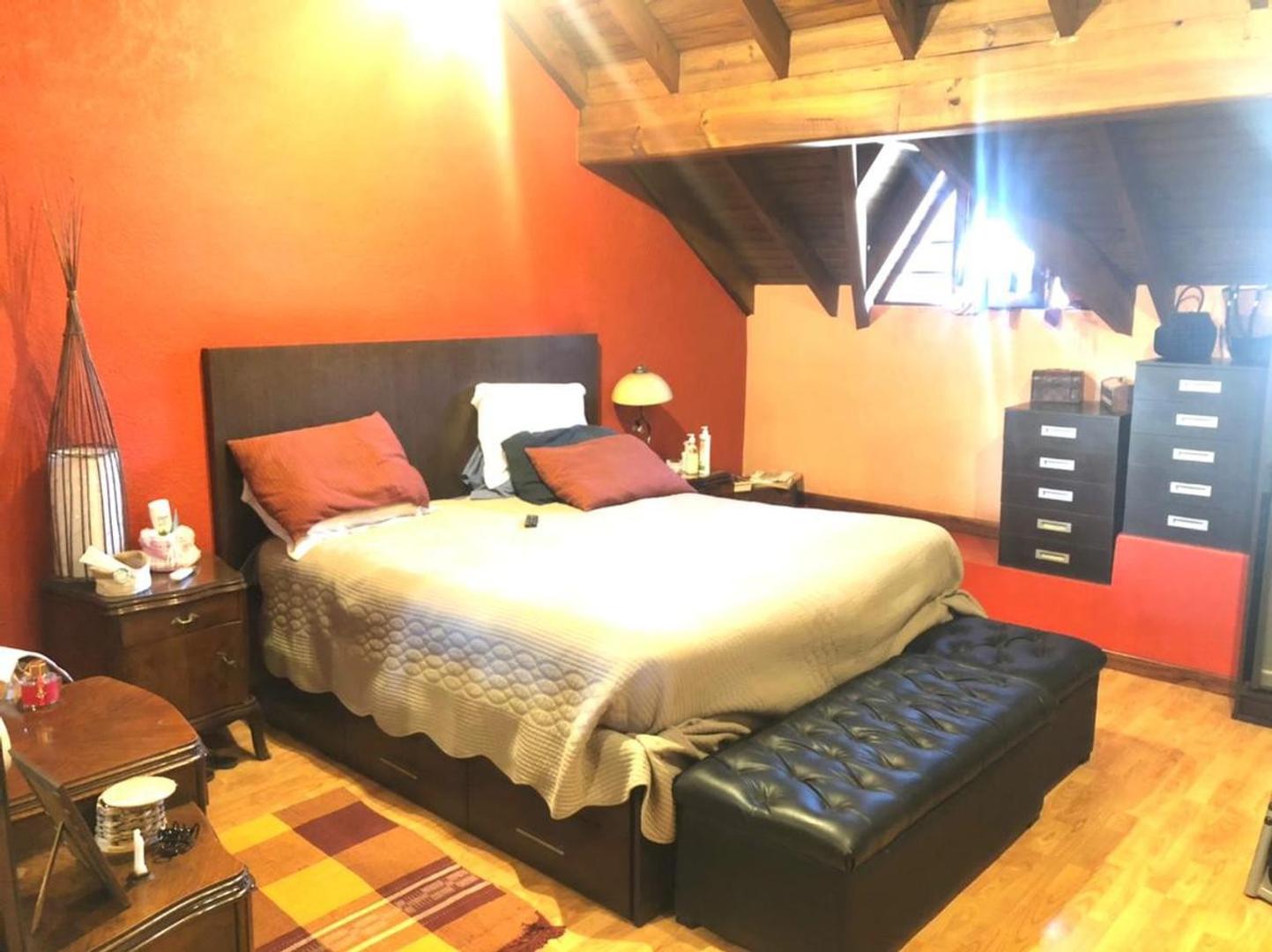 CHALET DE 4 AMBIENTES EN CASTELAR NORTE