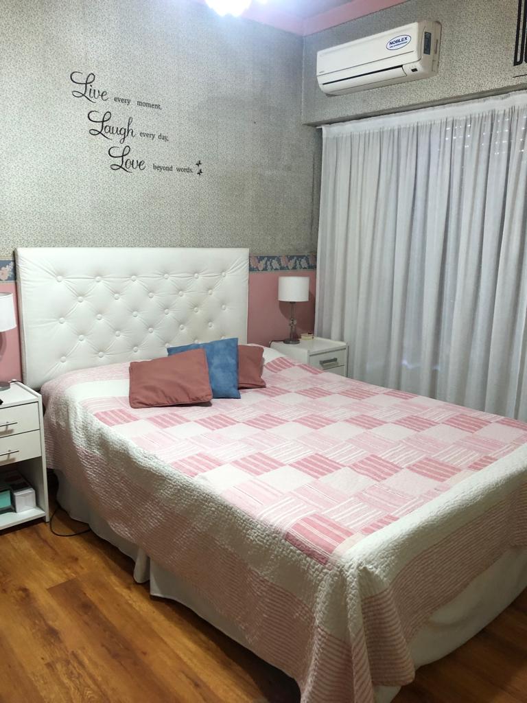 Casa En 2 Plantas, Muy Bien Ubicada En Barrio El Palomar