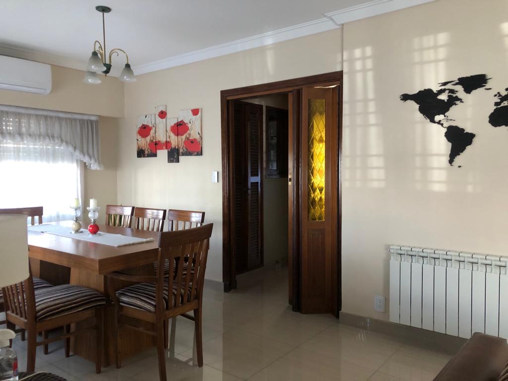 Casa En 2 Plantas, Muy Bien Ubicada En Barrio El Palomar
