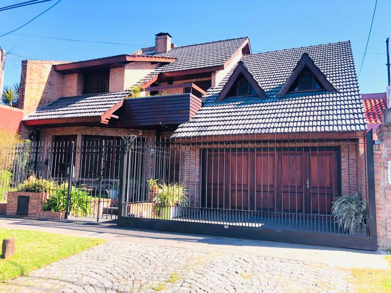 CHALET DE 4 AMBIENTES EN CASTELAR NORTE