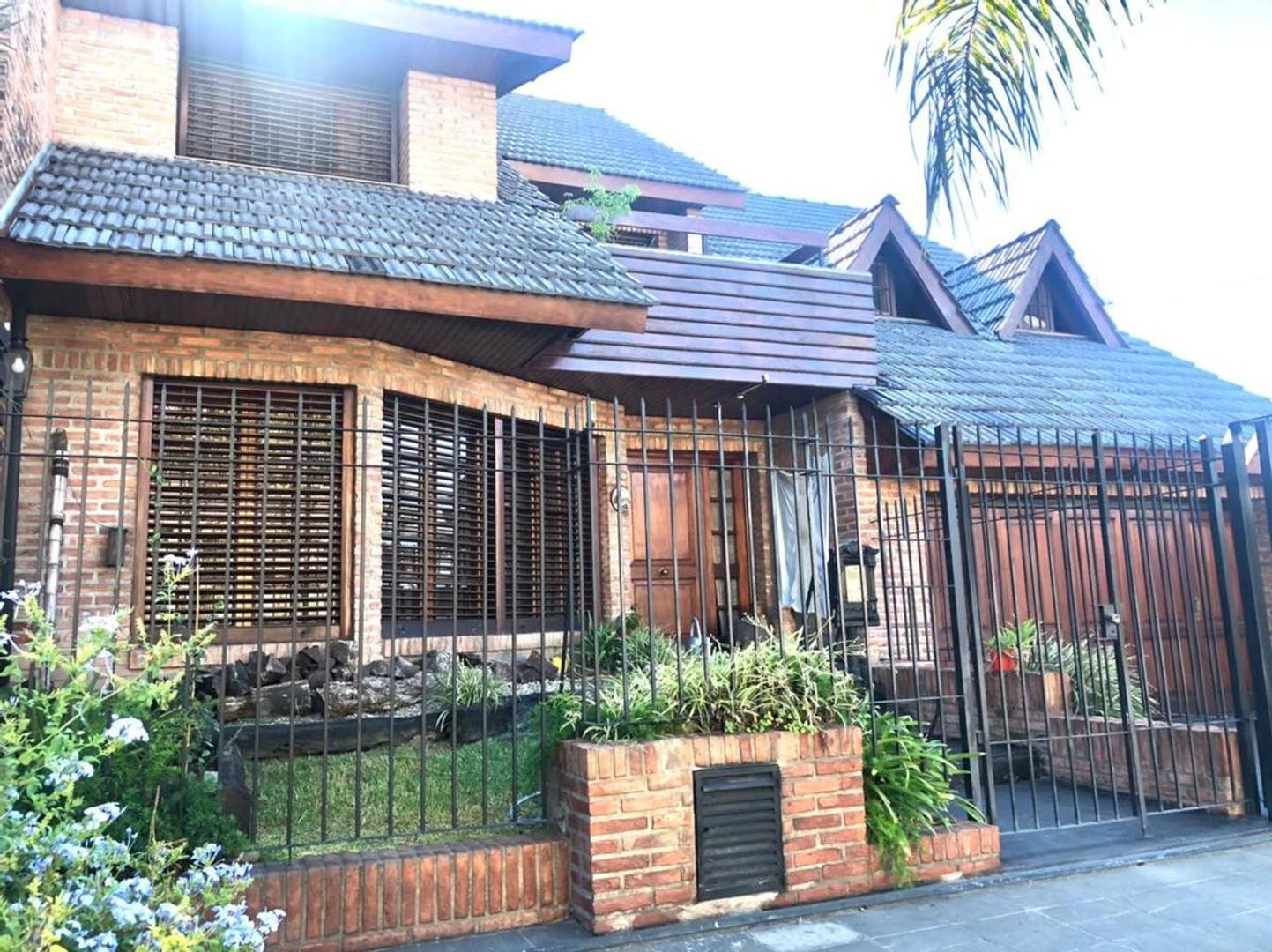 CHALET DE 4 AMBIENTES EN CASTELAR NORTE