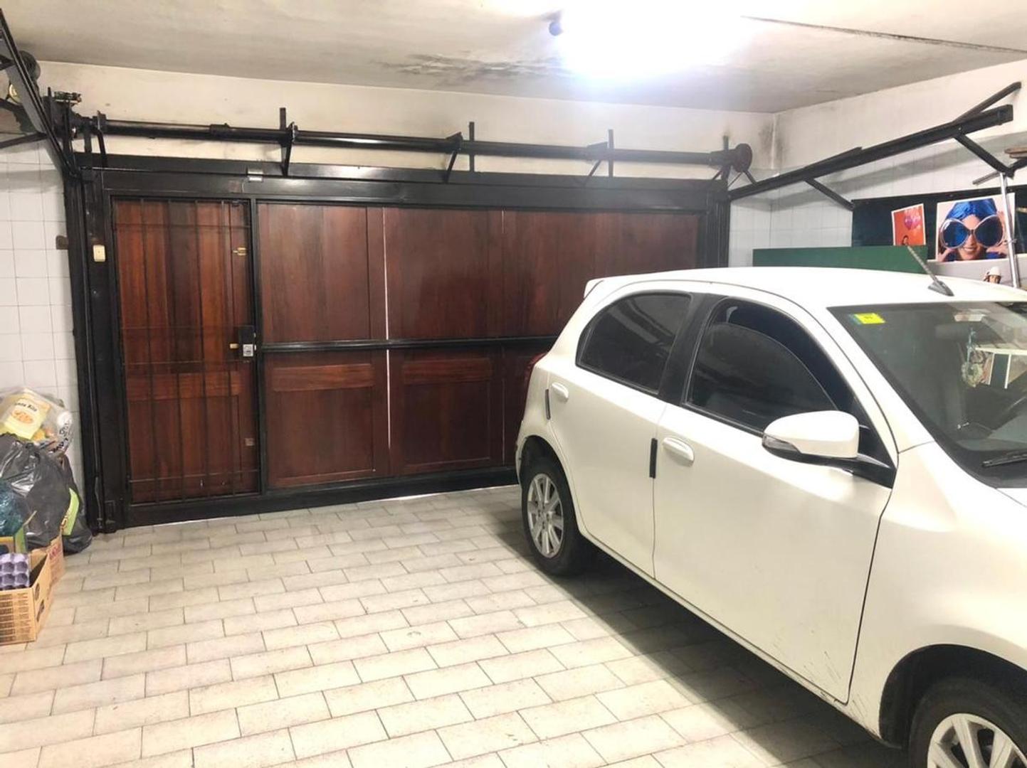 CHALET DE 4 AMBIENTES EN CASTELAR NORTE