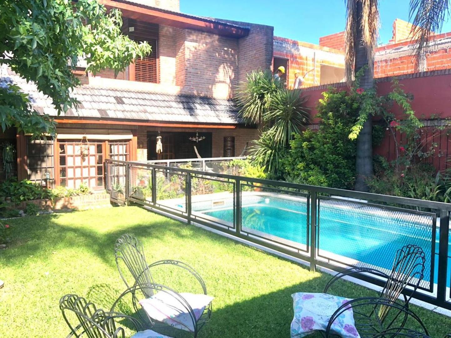 CHALET DE 4 AMBIENTES EN CASTELAR NORTE